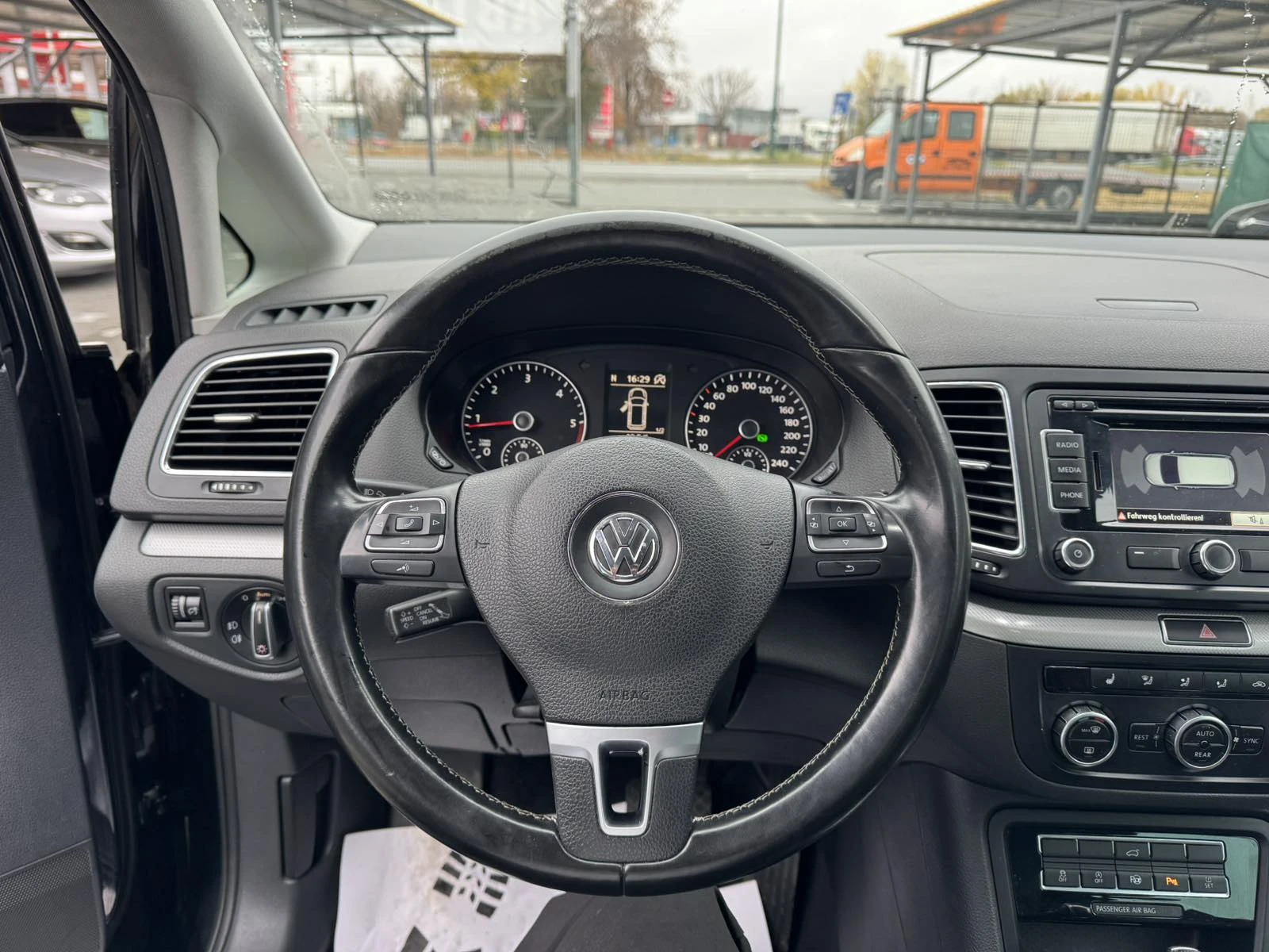 VW Sharan 2.0TDI MATCH - изображение 9