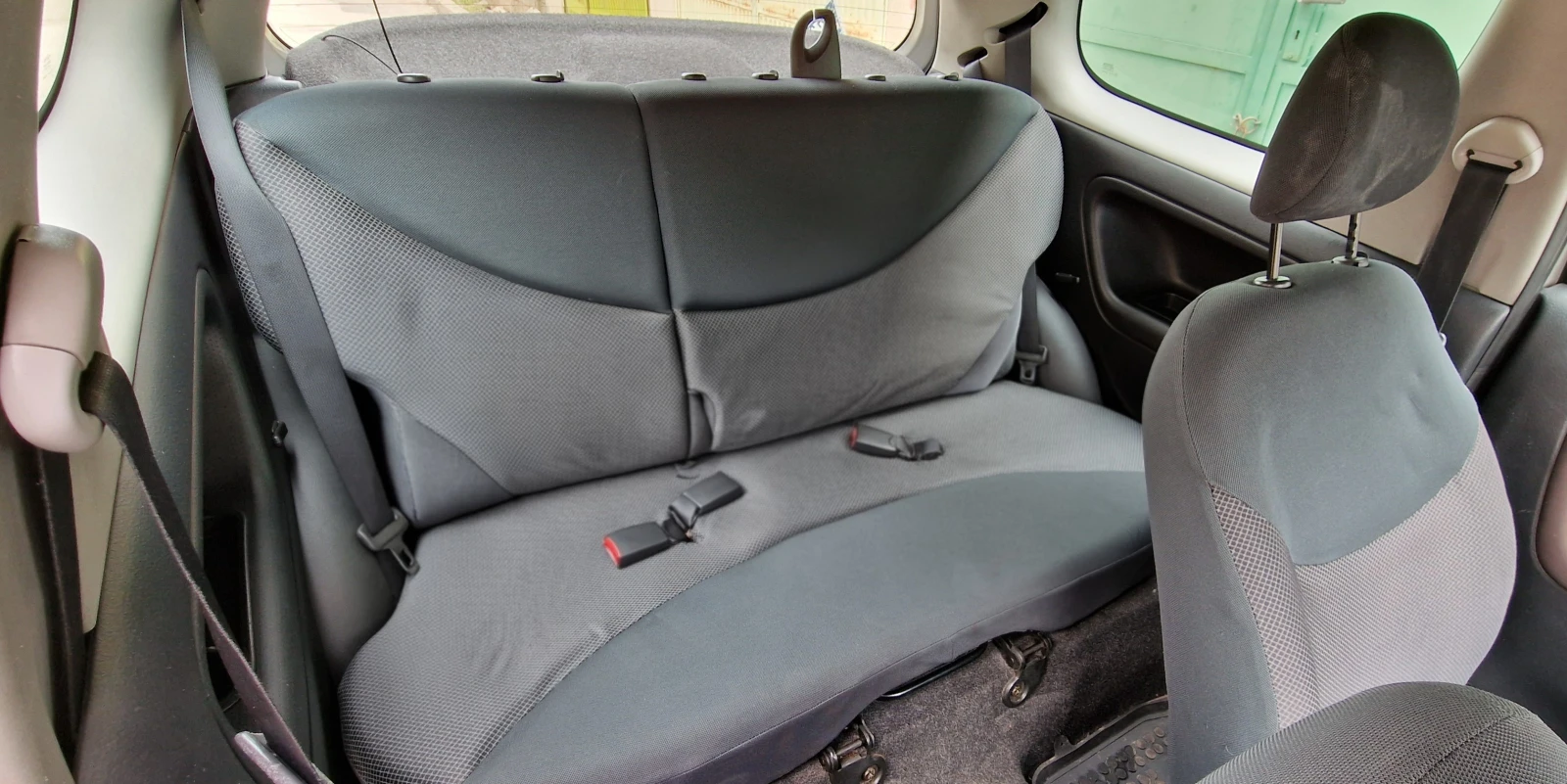 Toyota Yaris 1.0 VVT-i, снимка 6 - Автомобили и джипове - 55686367