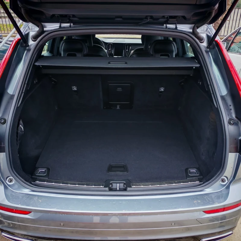 Volvo XC60 R design D4 AWD 8 степенен автоматик, снимка 13 - Автомобили и джипове - 53100719