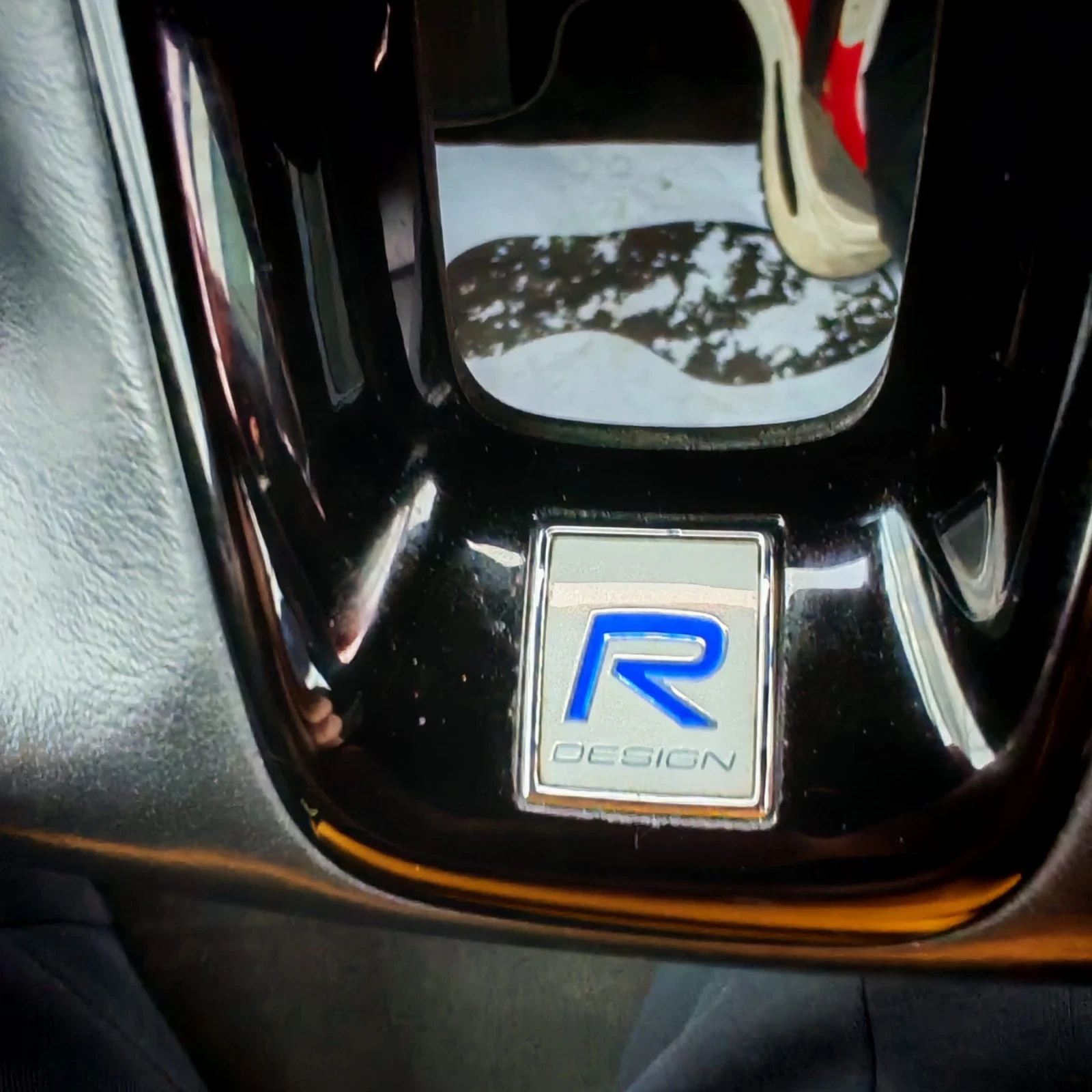 Volvo XC60 R-Design 2.0D4 4x4 - изображение 9