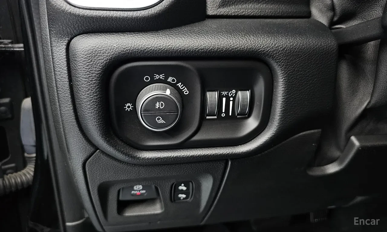 Dodge RAM 1500 LARAMIE 4WD* ОБДУХ* ПОДГРЕВ* КАМЕРА* CARPLAY, снимка 16 - Автомобили и джипове - 55434402