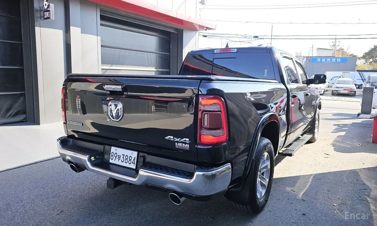 Dodge RAM 1500 LARAMIE 4WD* ОБДУХ* ПОДГРЕВ* КАМЕРА* CARPLAY, снимка 2 - Автомобили и джипове - 55434402