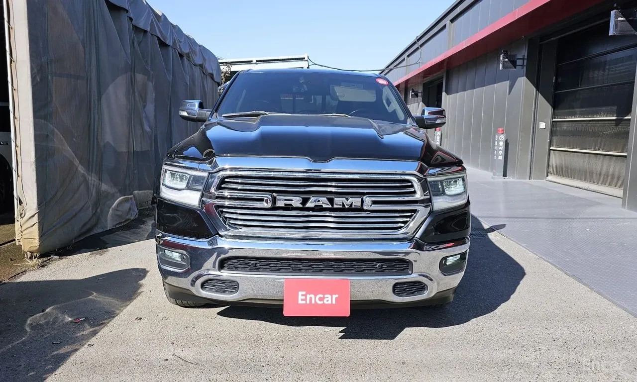 Dodge RAM 1500 LARAMIE 4WD* ОБДУХ* ПОДГРЕВ* КАМЕРА* CARPLAY, снимка 3 - Автомобили и джипове - 55434402
