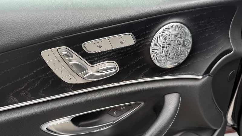 Mercedes-Benz E 400 V6 333Кс /AMG/Keyless/Burmester/Panorama/78000k km, снимка 14 - Автомобили и джипове - 53239760