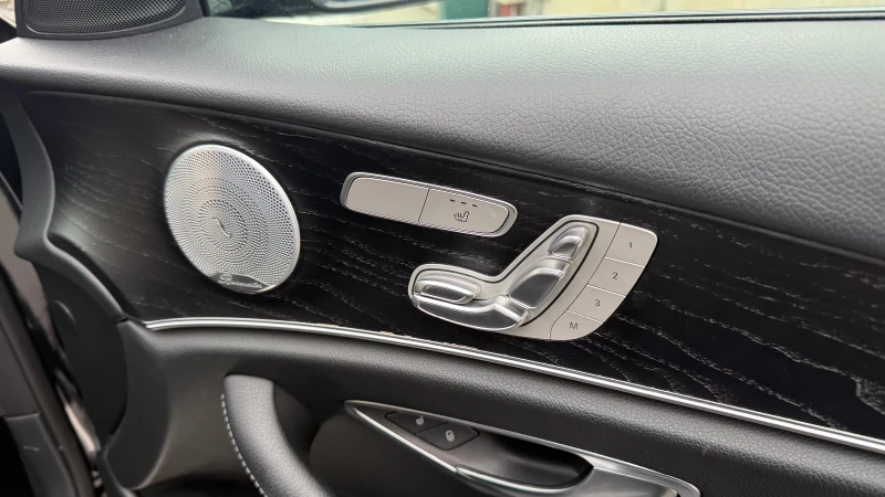 Mercedes-Benz E 400 V6 333Кс /AMG/Keyless/Burmester/Panorama/78000k km, снимка 11 - Автомобили и джипове - 53239760