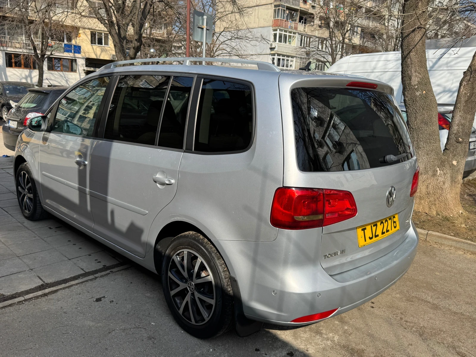 VW Touran 7 места НЕ ДЪЛЖИ МИТО, снимка 4 - Автомобили и джипове - 53717819