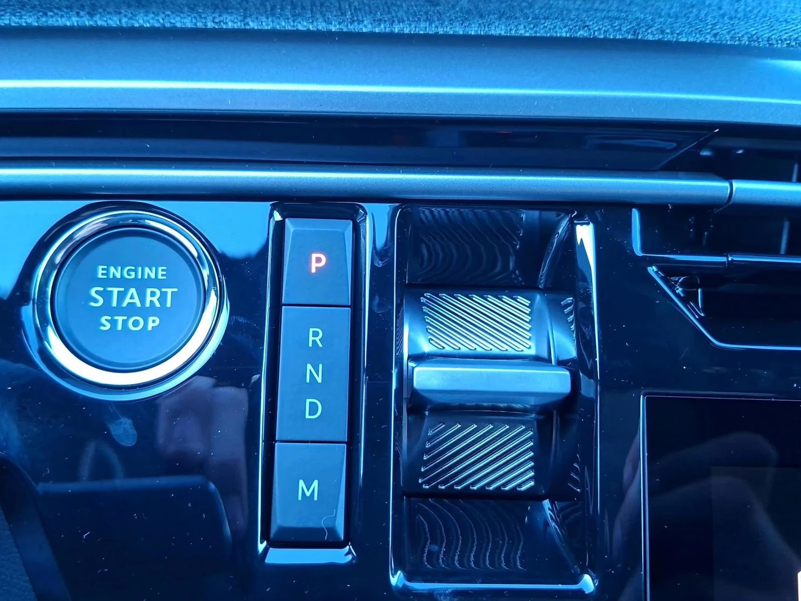Peugeot 3008 HEV/e-DSC6/145HP/GT-LINE/CAM/NAVI/CPLAY/LED/642q, снимка 8 - Автомобили и джипове - 55801659