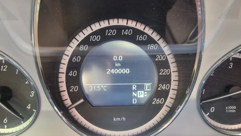 Mercedes-Benz E 350, снимка 16 - Автомобили и джипове - 52122049