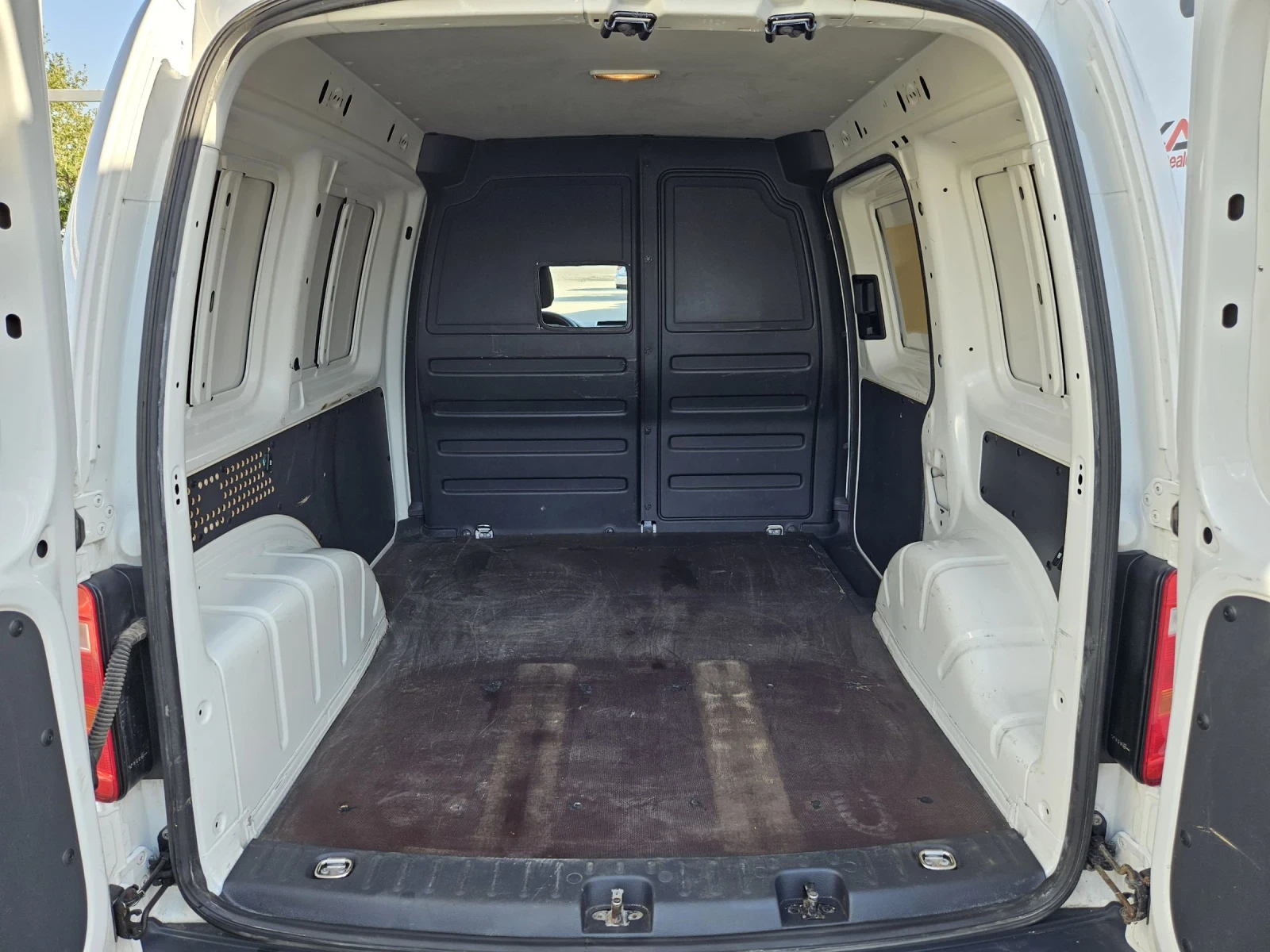 VW Caddy 2.0TDI-102кс= КЛИМАТИК= NAVI - изображение 9