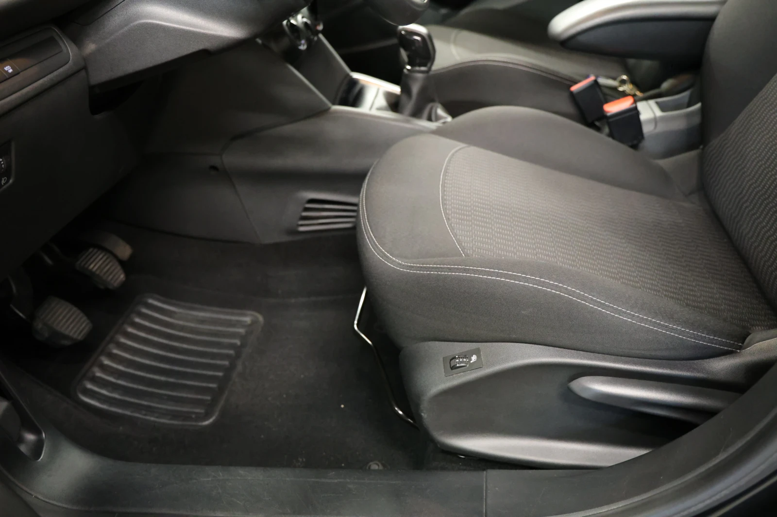 Peugeot 208 1.2i 12V PureTech 82 Active - изображение 5
