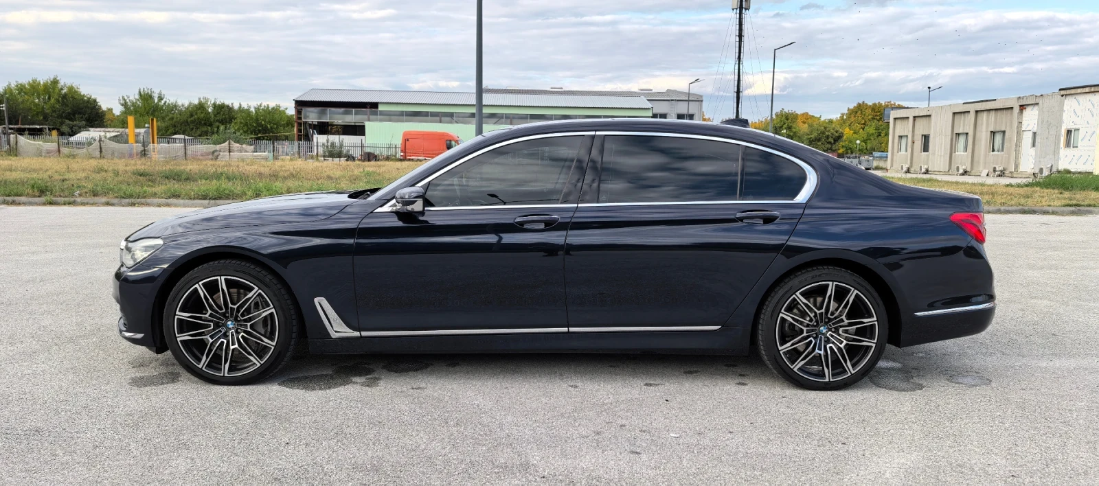 BMW 750  - изображение 6