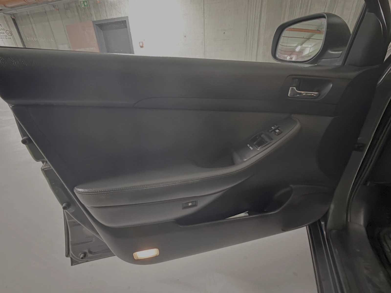 Toyota Avensis 1, 6 VVT-i, снимка 5 - Автомобили и джипове - 53724226