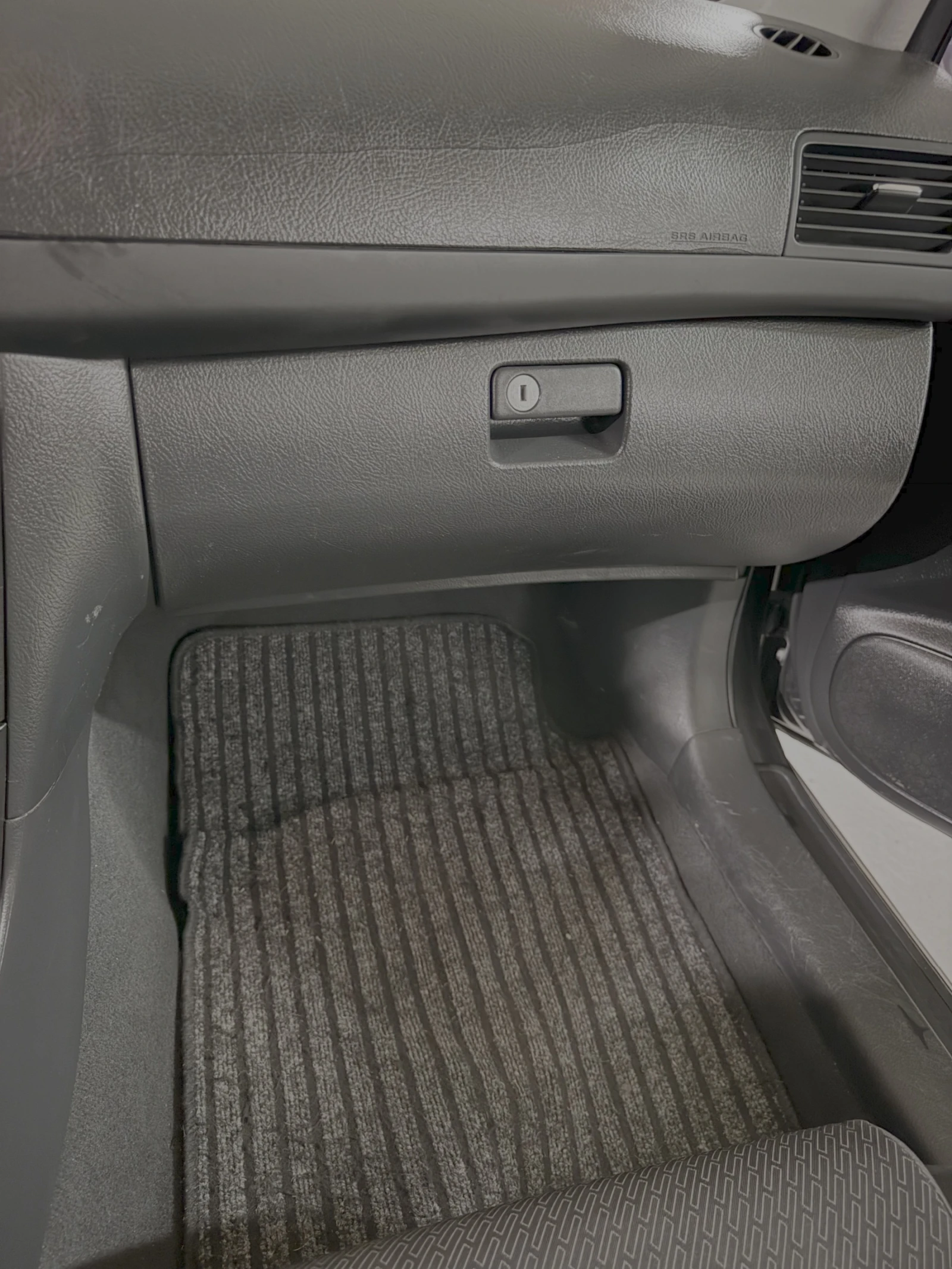 Toyota Avensis 1, 6 VVT-i, снимка 3 - Автомобили и джипове - 53724226