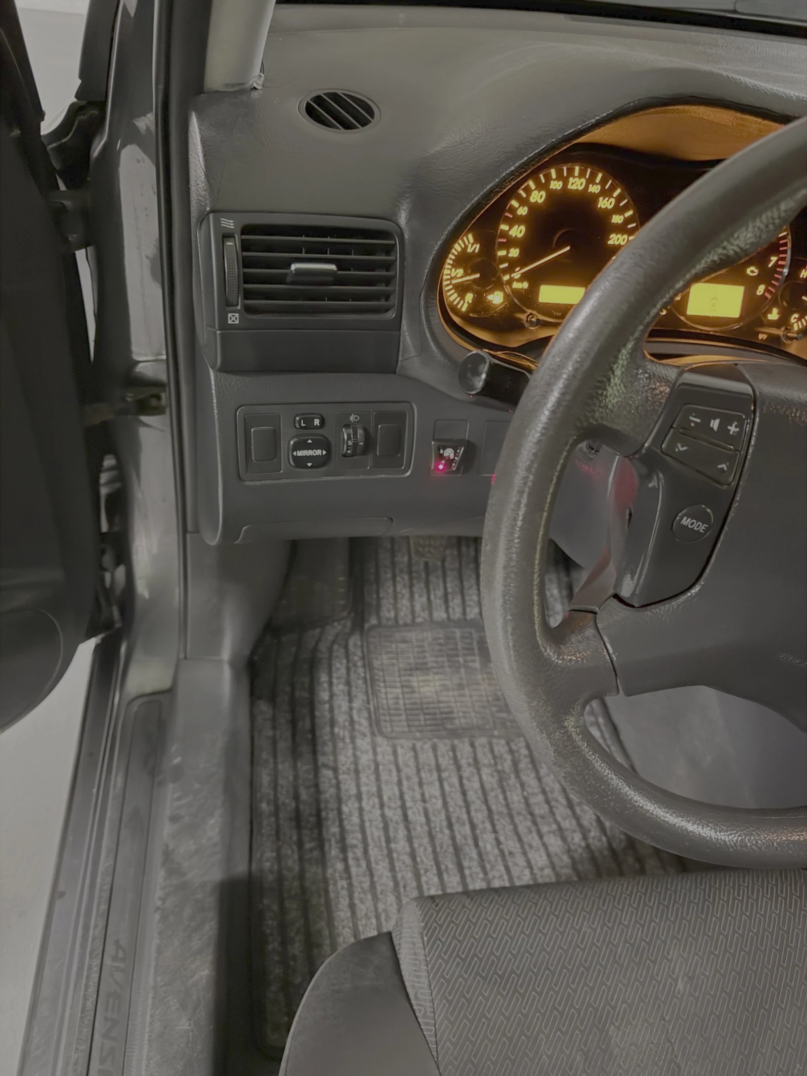 Toyota Avensis 1, 6 VVT-i, снимка 4 - Автомобили и джипове - 53724226