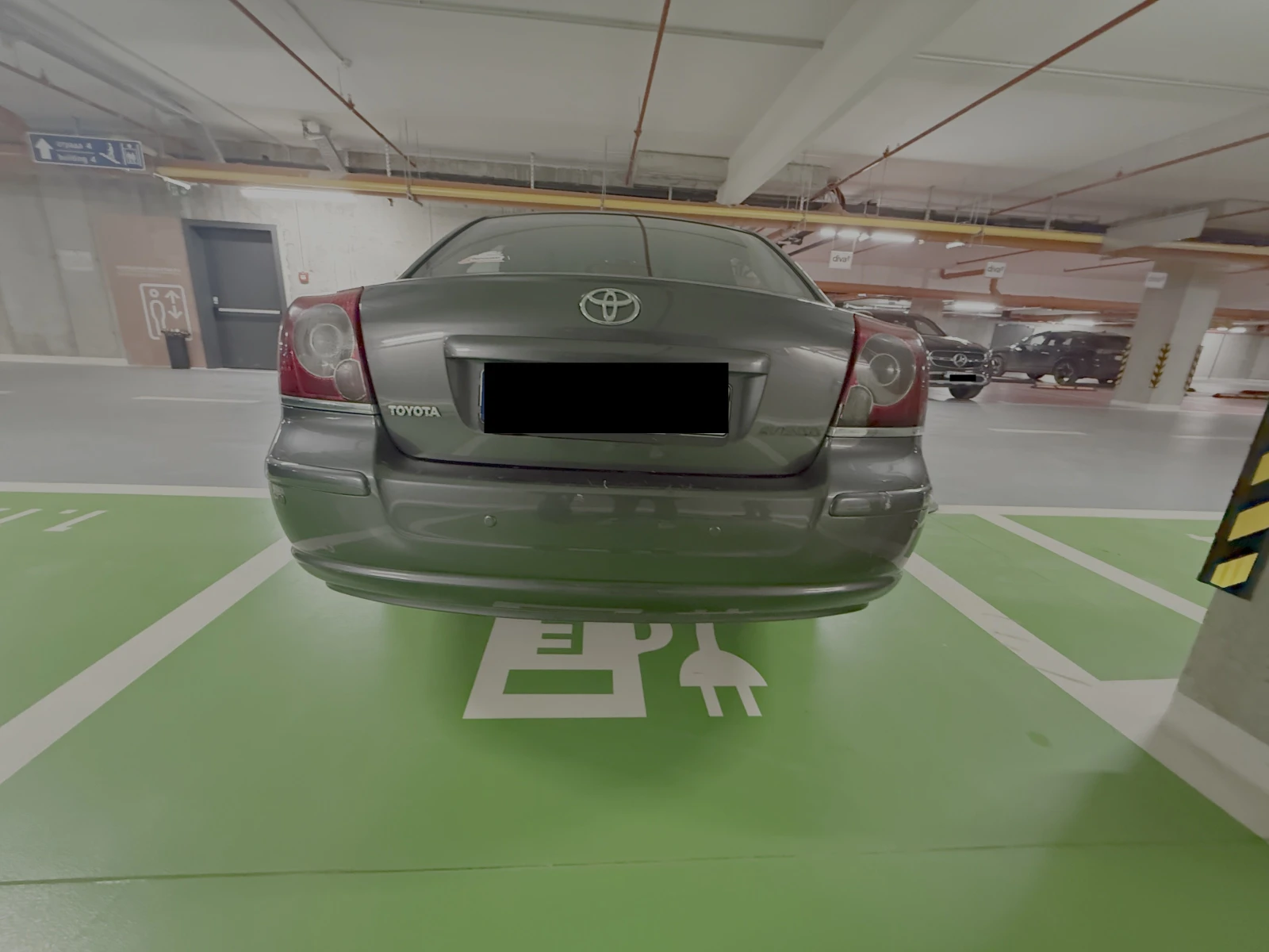 Toyota Avensis 1, 6 VVT-i, снимка 13 - Автомобили и джипове - 53724226