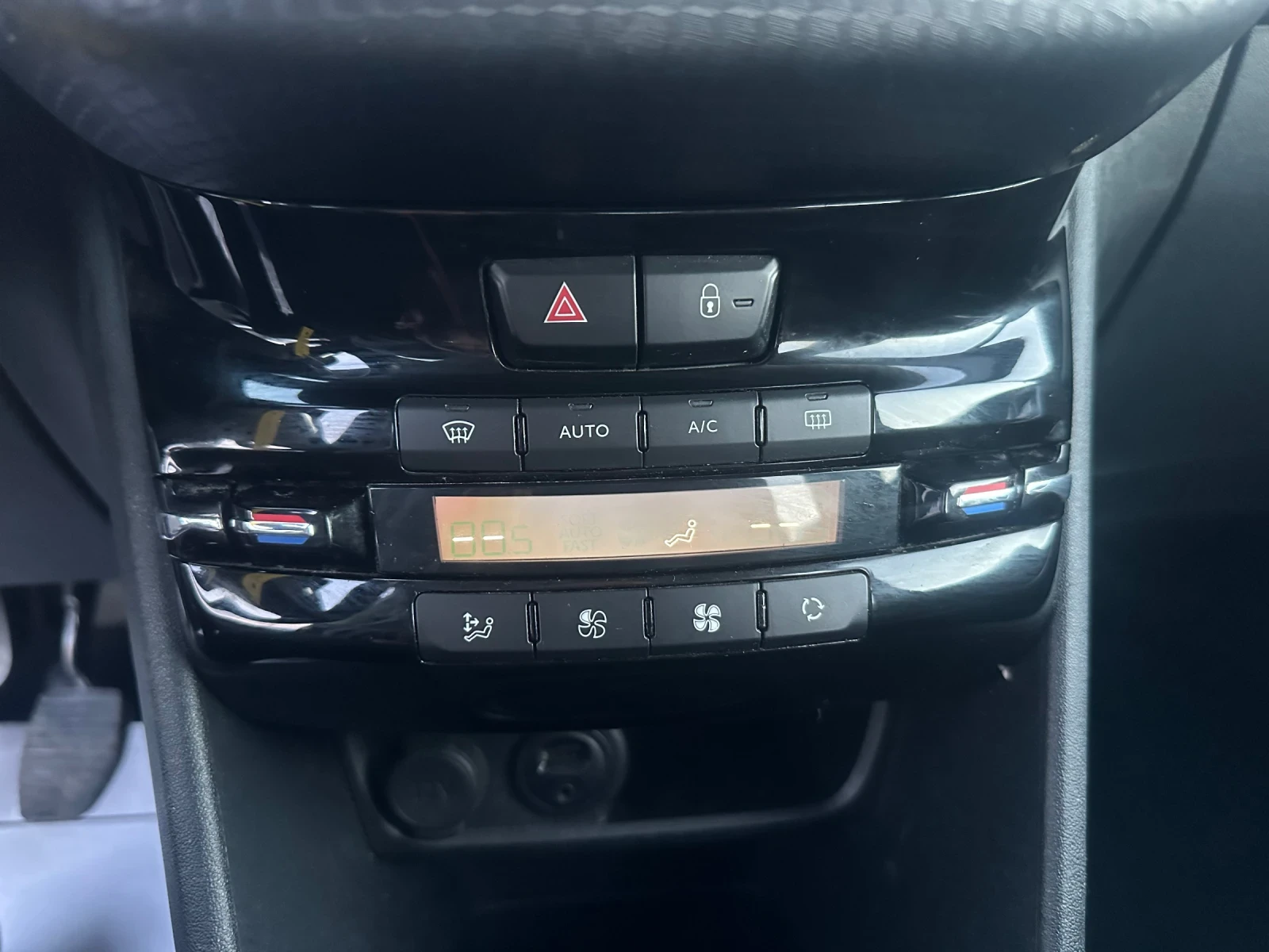 Peugeot 2008 2017 1.6HDI Allure edition 138988km KTEO OK , снимка 15 - Автомобили и джипове - 53749281