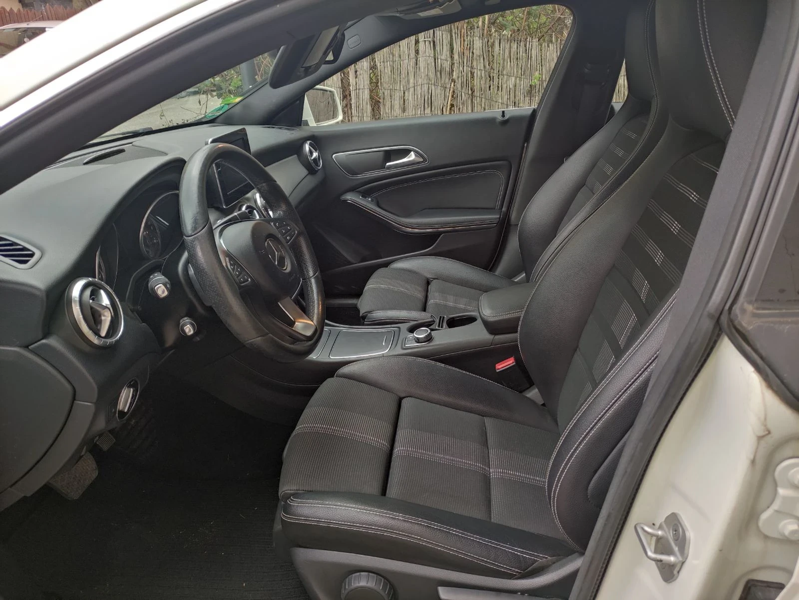 Mercedes-Benz CLA 200, снимка 12 - Автомобили и джипове - 54371335