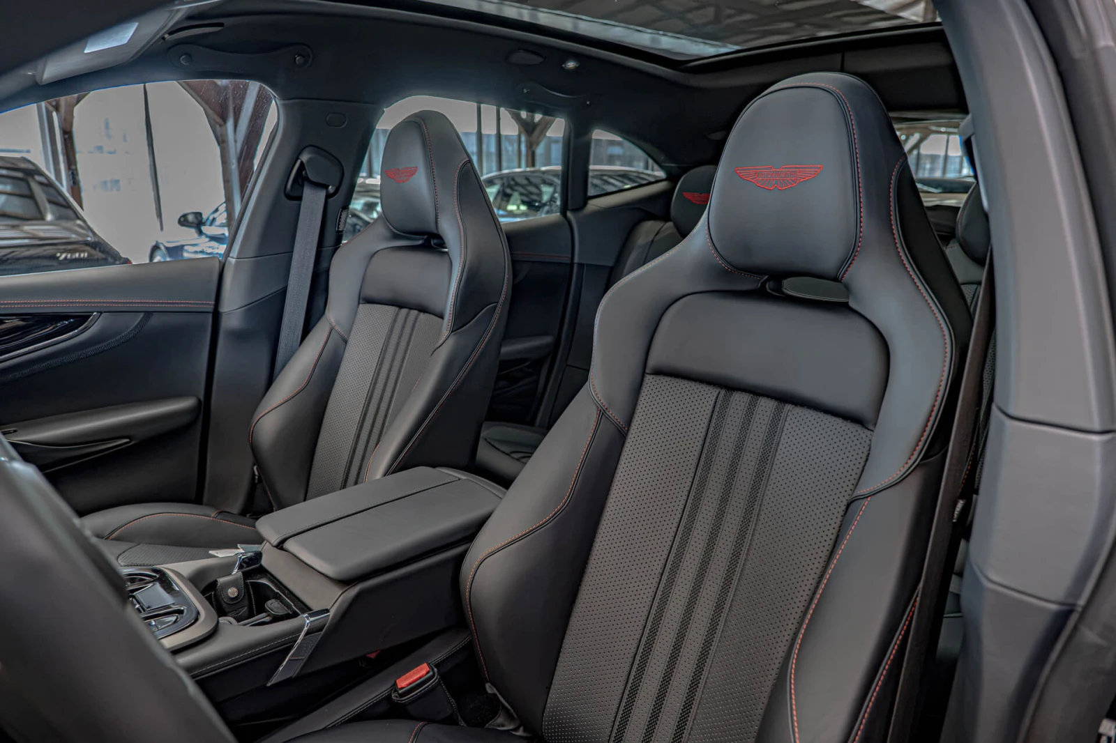 Aston Martin DBX 707/Керамика/Карбон/Обдухване/Камера 360/Bowers&Wi, снимка 13 - Автомобили и джипове - 56225662