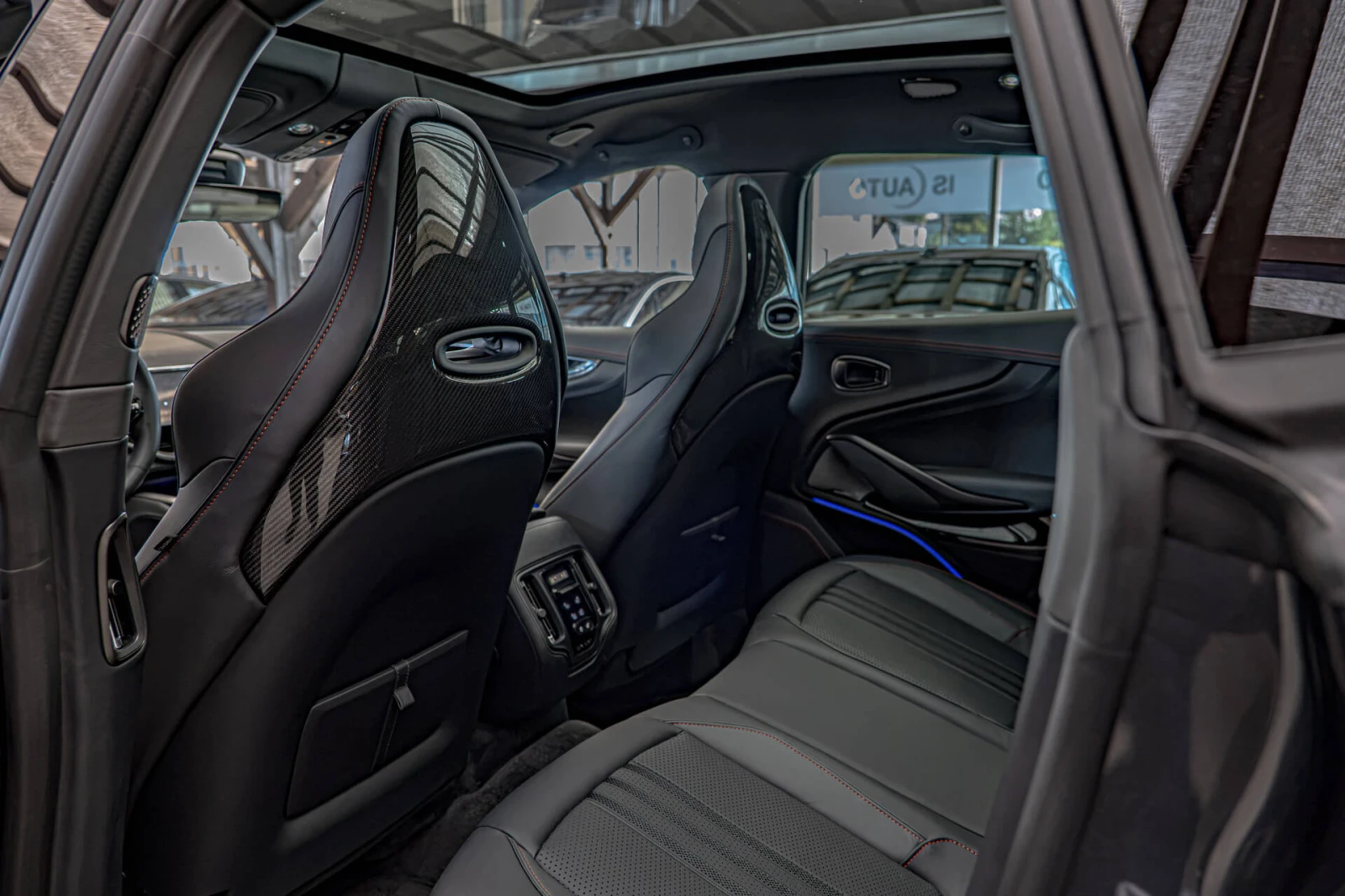 Aston Martin DBX 707/Керамика/Карбон/Обдухване/Камера 360/Bowers&Wi, снимка 9 - Автомобили и джипове - 56225662