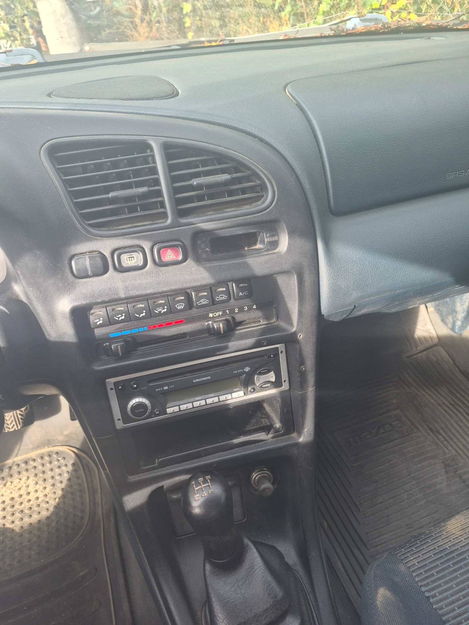 Mazda 323 1.5i, снимка 5 - Автомобили и джипове - 56450505