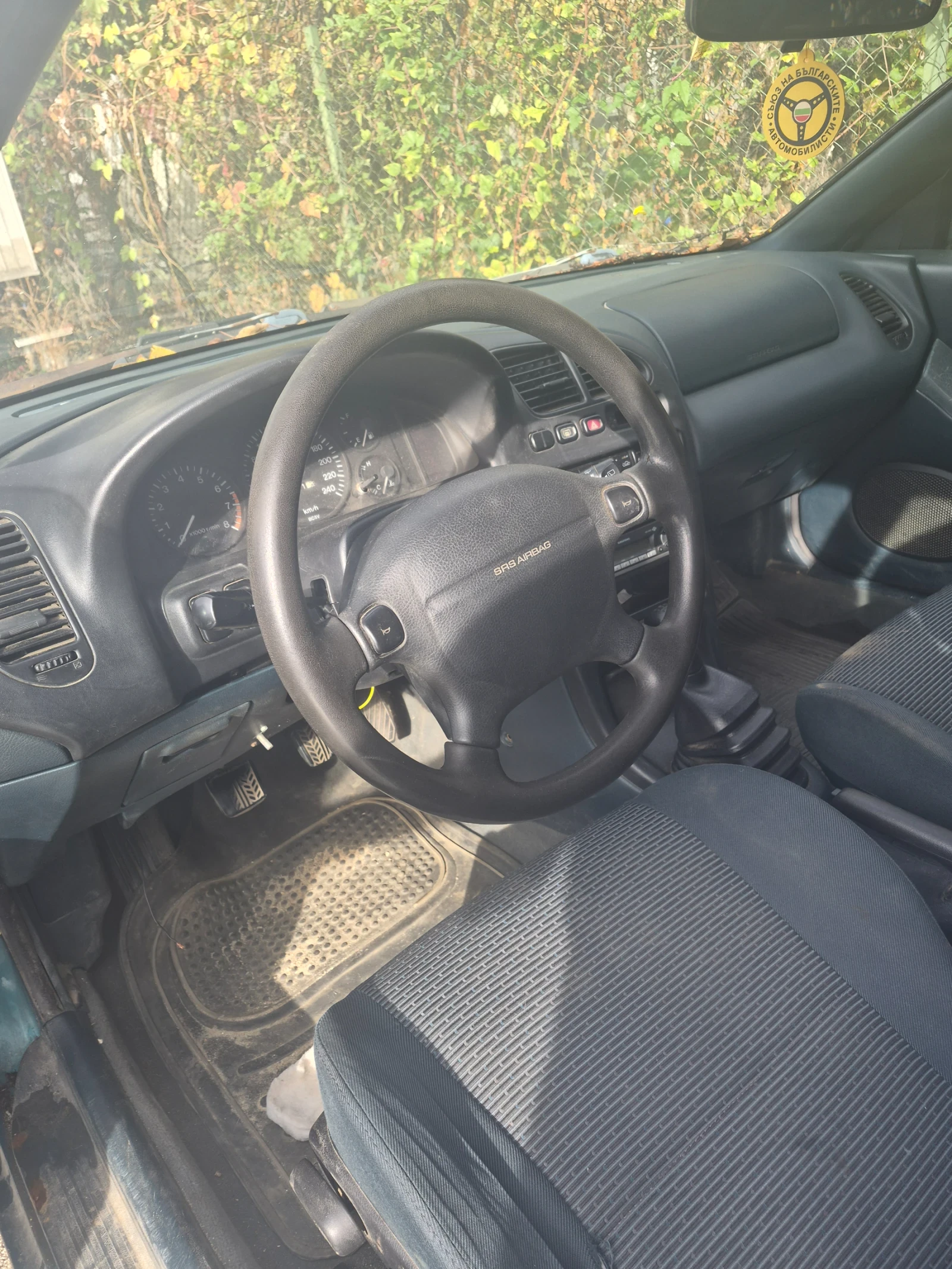 Mazda 323 1.5i, снимка 3 - Автомобили и джипове - 56450505