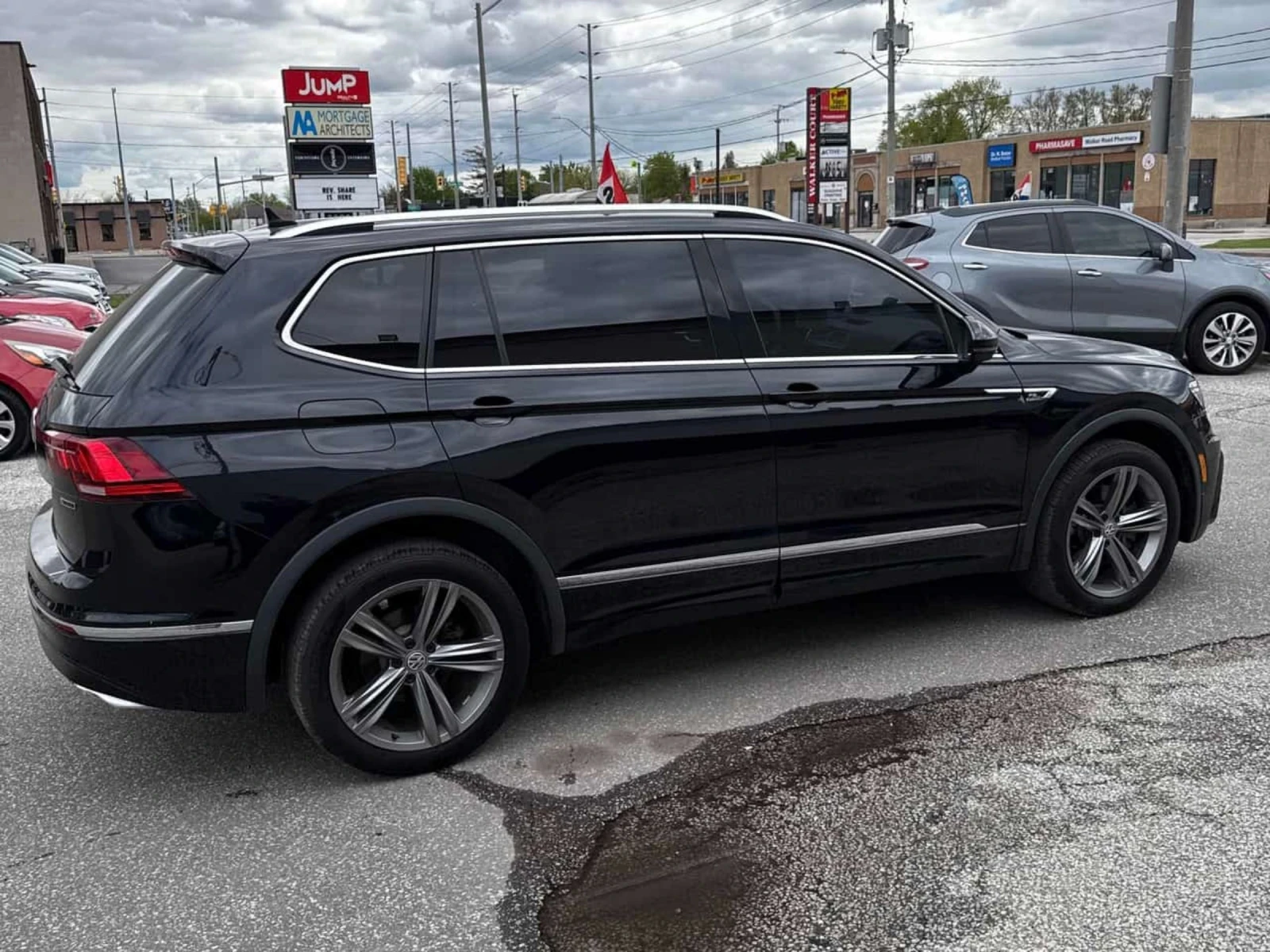 VW Tiguan Очакван внос! R line* 8ск* супер севризна история, снимка 3 - Автомобили и джипове - 54737854