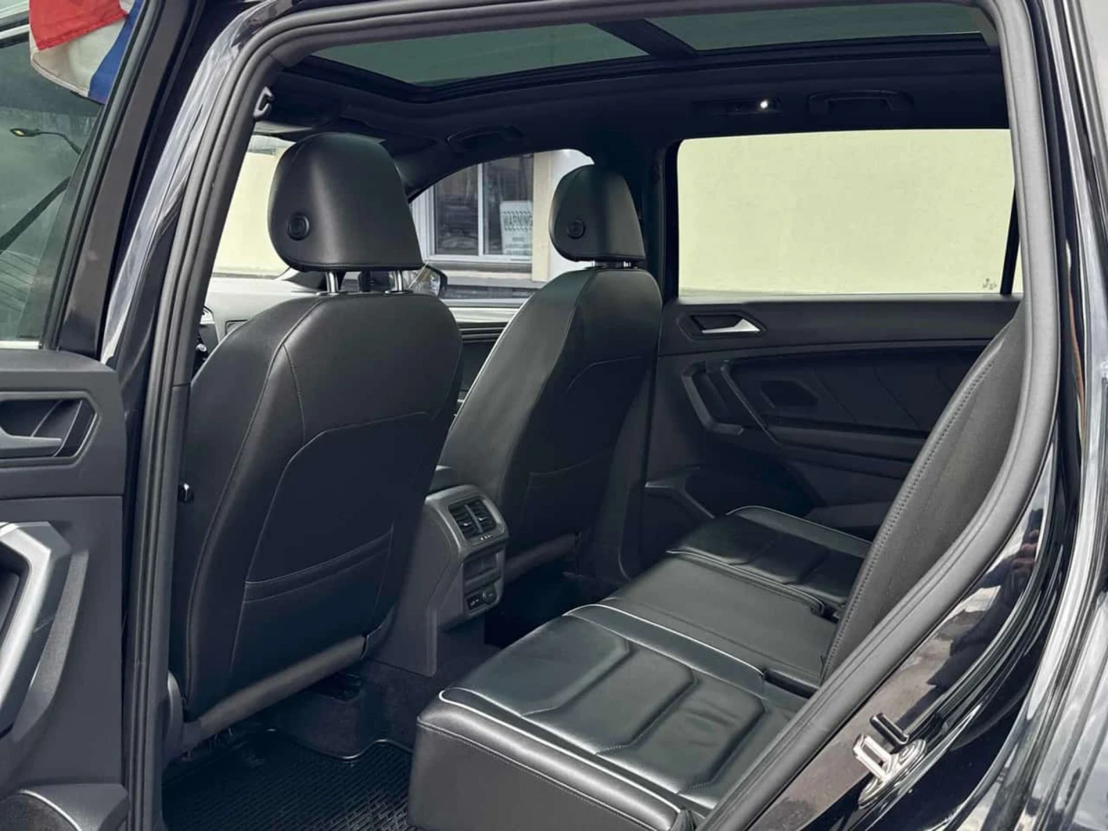 VW Tiguan Очакван внос! R line* 8ск* супер севризна история, снимка 10 - Автомобили и джипове - 54737854