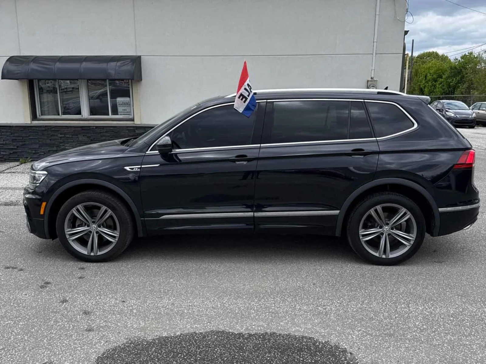VW Tiguan Очакван внос! R line* 8ск* супер севризна история, снимка 2 - Автомобили и джипове - 54737854