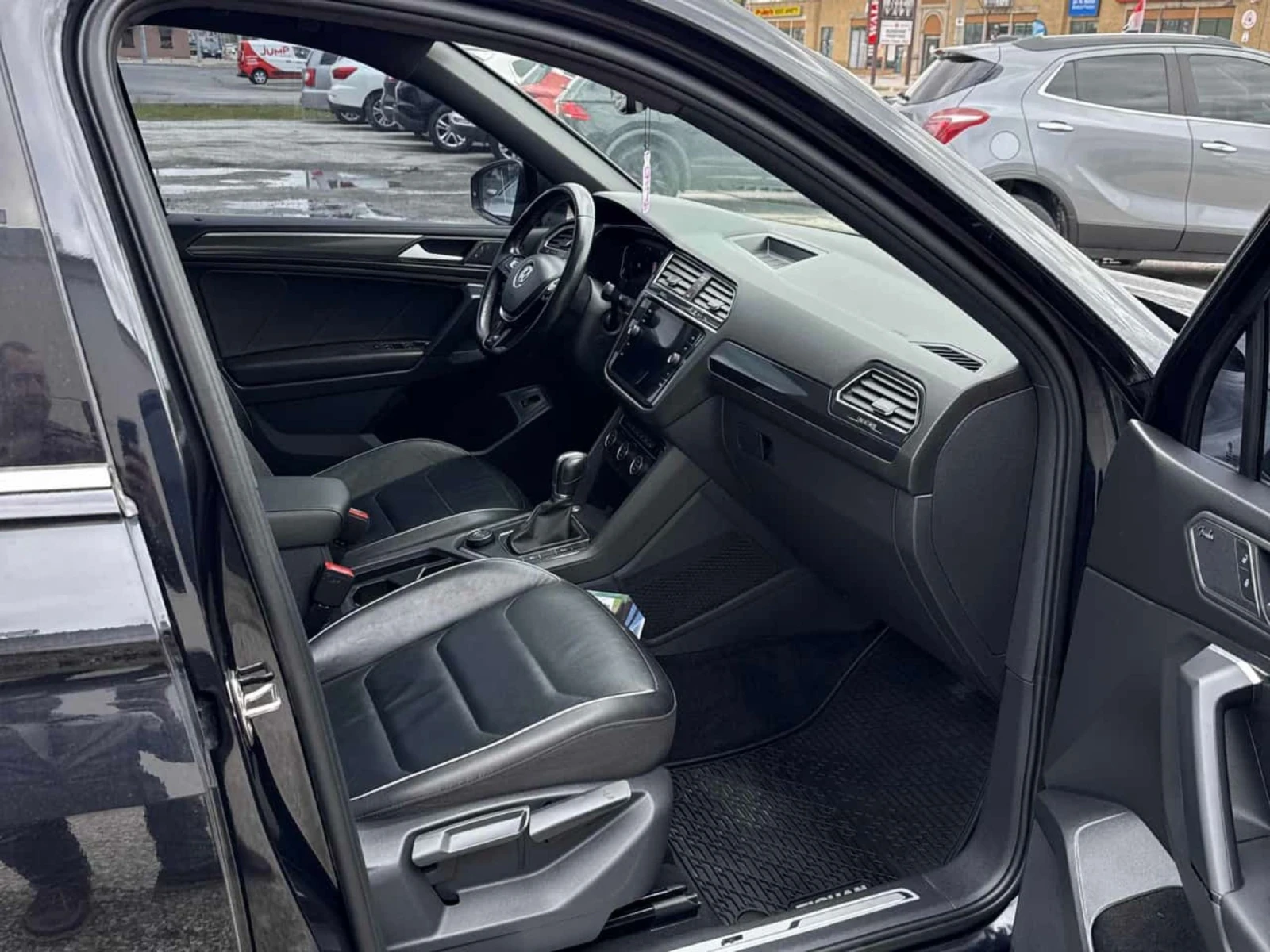 VW Tiguan Очакван внос! R line* 8ск* супер севризна история, снимка 13 - Автомобили и джипове - 54737854