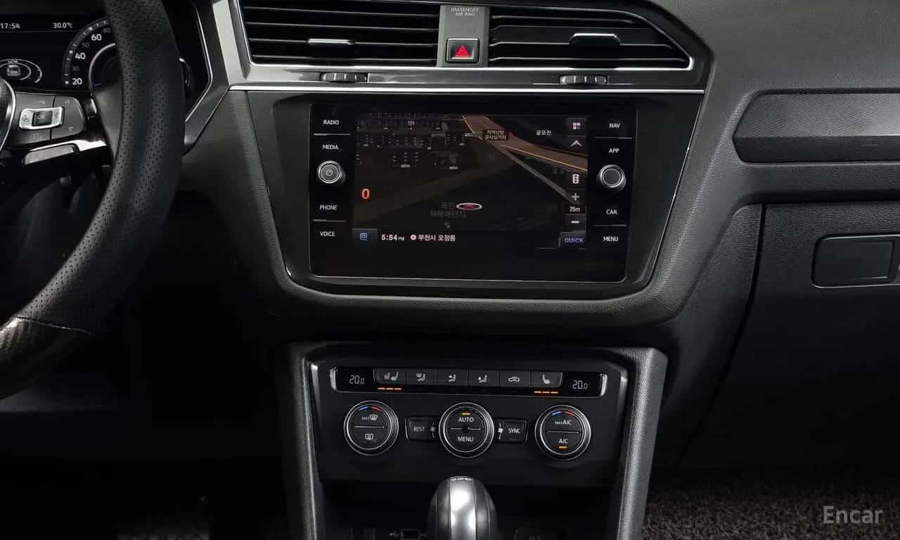 VW Tiguan * 2.0 TDI Prestige * Панорама * Keyless * , снимка 10 - Автомобили и джипове - 56310807