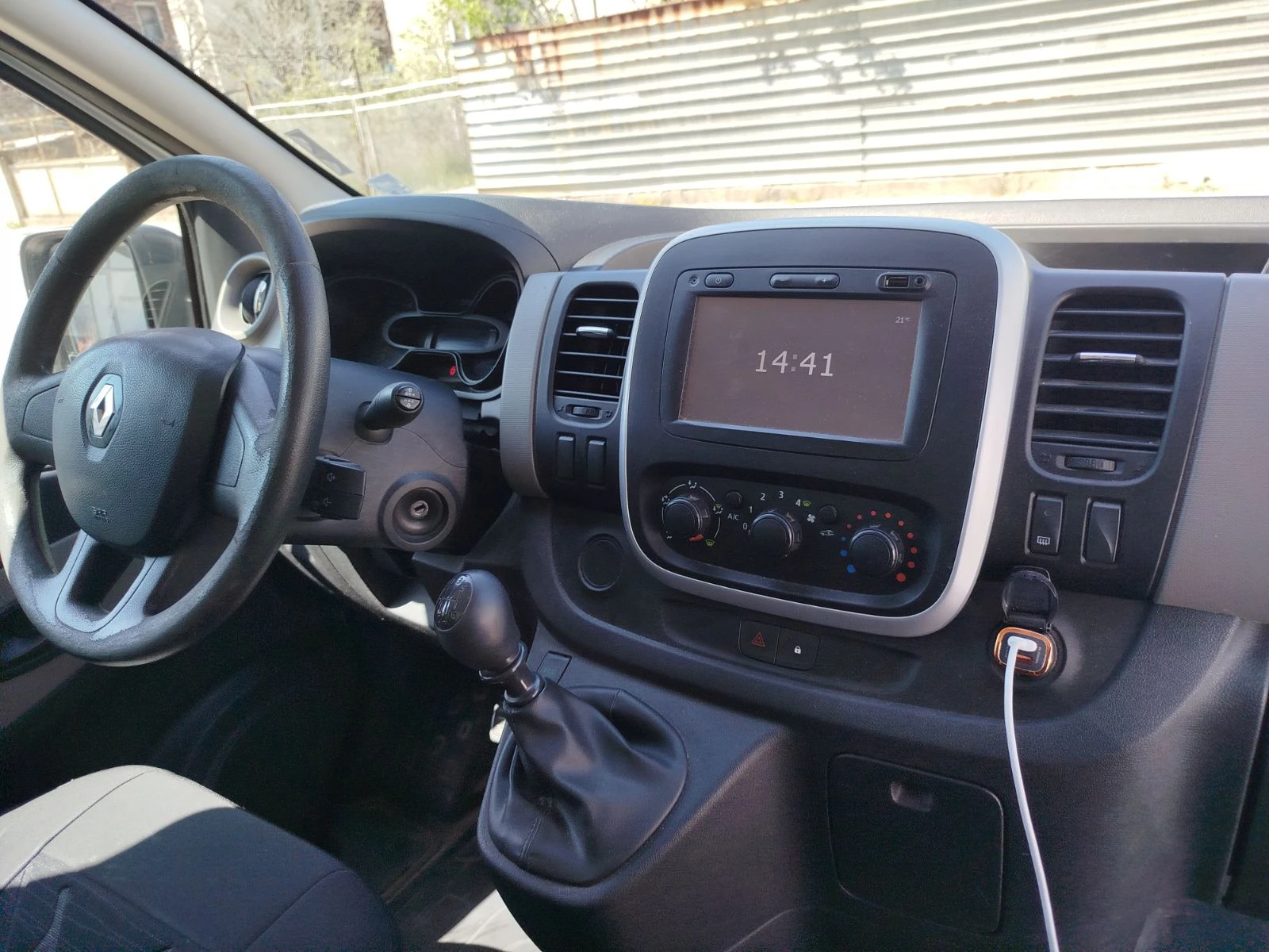 Renault Trafic 1.6 dCi 120 к.с. | Реални км | Камера + навигация, снимка 8 - Бусове и автобуси - 54189952