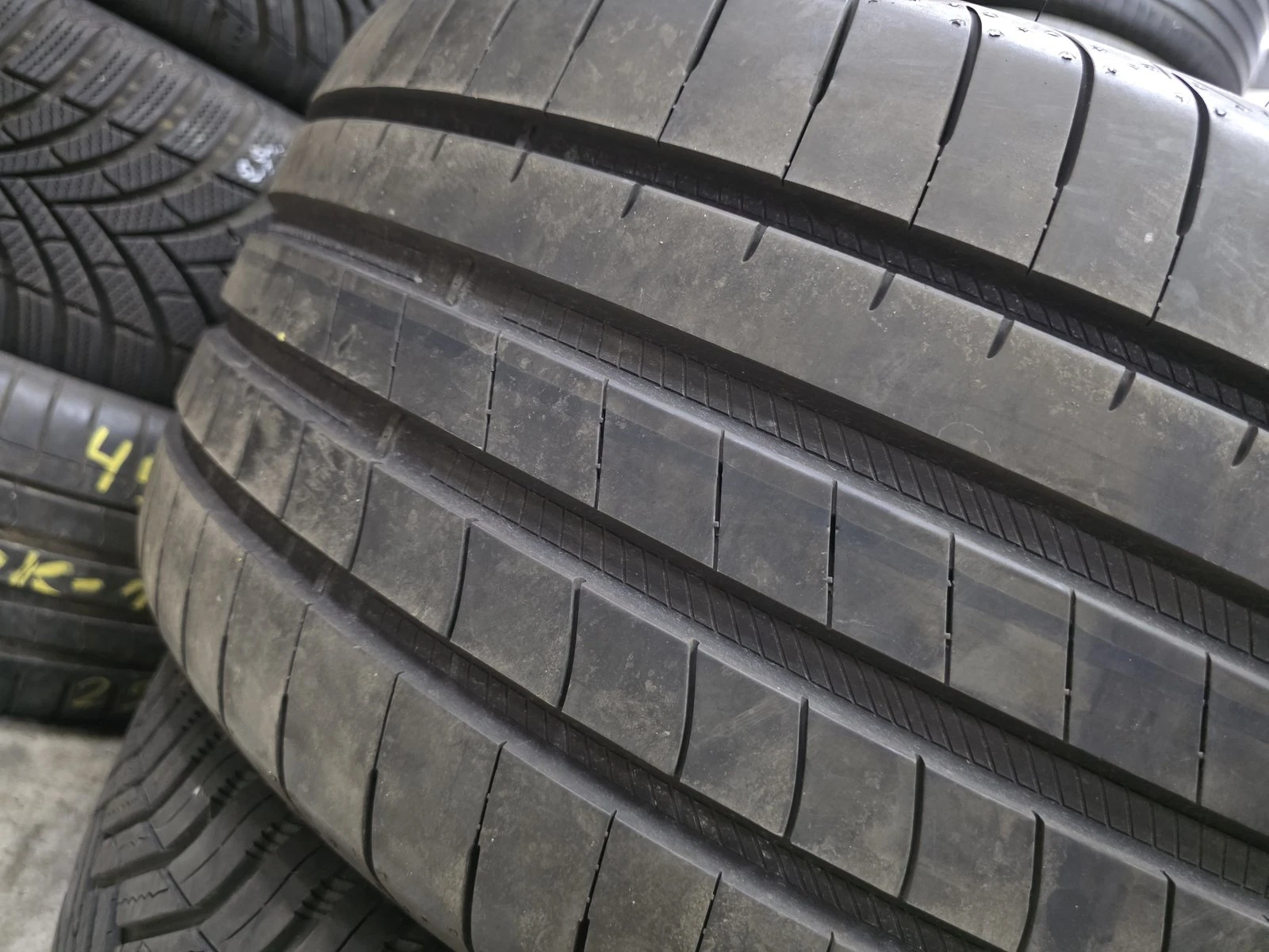 Гуми Летни 275/40R18, снимка 2 - Гуми и джанти - 56730651