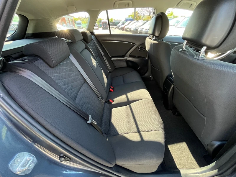 Toyota Avensis 2.2 Automatic, снимка 13 - Автомобили и джипове - 50084419