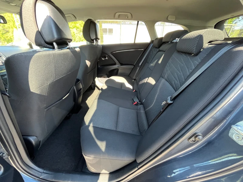 Toyota Avensis 2.2 Automatic, снимка 12 - Автомобили и джипове - 50084419