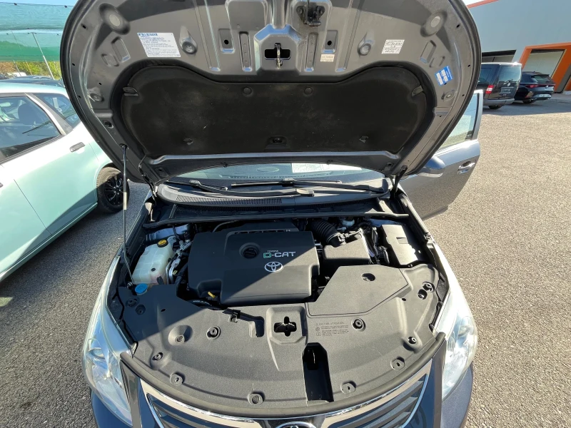 Toyota Avensis 2.2 Automatic, снимка 11 - Автомобили и джипове - 50084419