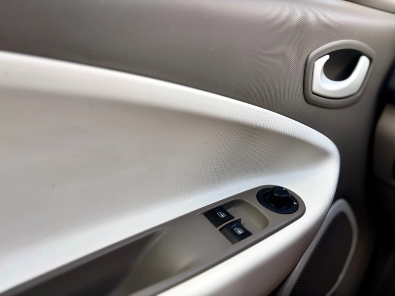 Renault Zoe, снимка 10 - Автомобили и джипове - 50905590