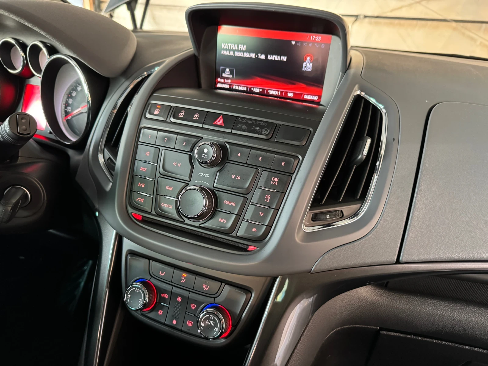 Opel Zafira  1.6i ecoM* COSMO* 7 МЕСТА* КОЖА* EURO 6, снимка 11 - Автомобили и джипове - 53745629