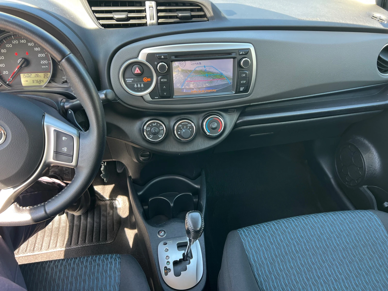 Toyota Yaris 1.3-АВТОМАТИК!, снимка 13 - Автомобили и джипове - 54440878