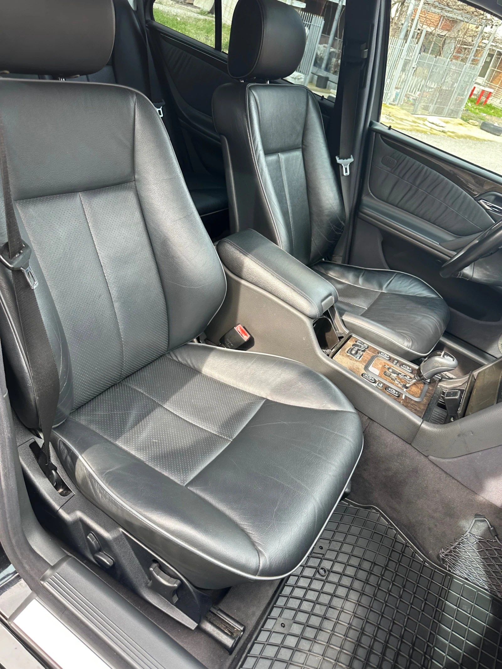 Mercedes-Benz E 220, снимка 5 - Автомобили и джипове - 54478621