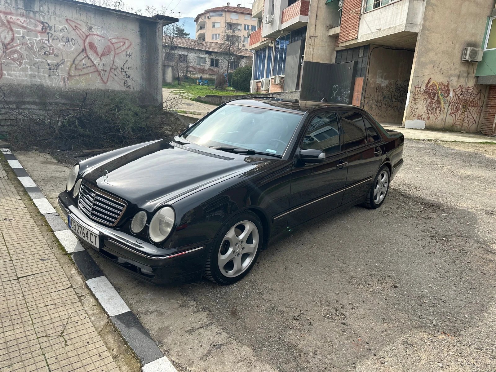Mercedes-Benz E 220, снимка 3 - Автомобили и джипове - 54478621