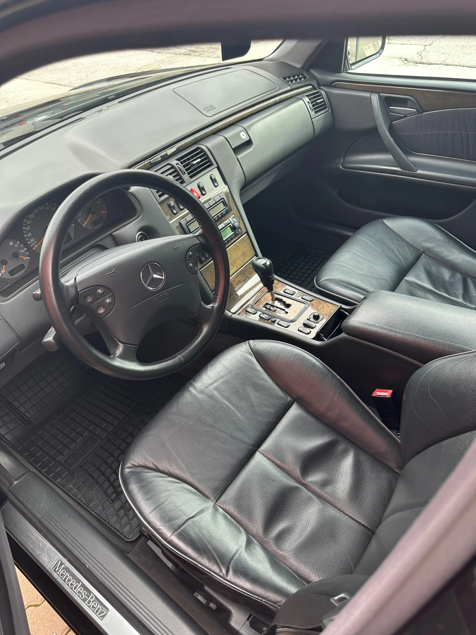 Mercedes-Benz E 220, снимка 4 - Автомобили и джипове - 54478621