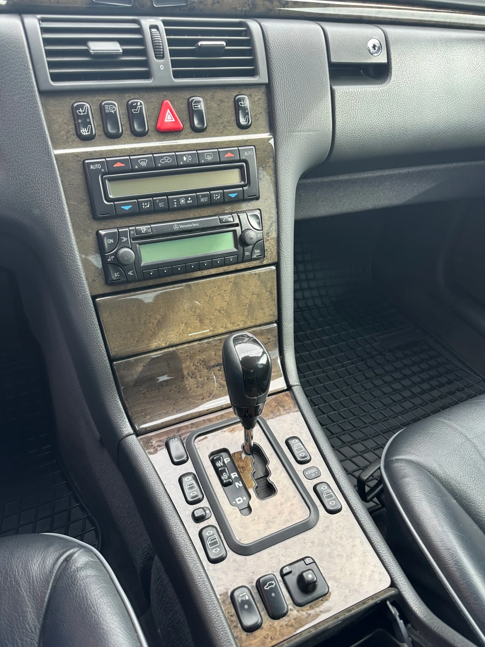 Mercedes-Benz E 220, снимка 7 - Автомобили и джипове - 54478621