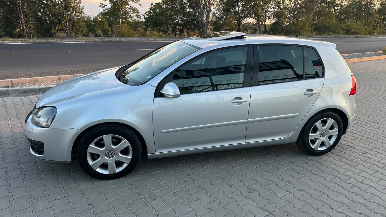 VW Golf 6 скорости Климатроник Люк Обслужен , снимка 2 - Автомобили и джипове - 56299064