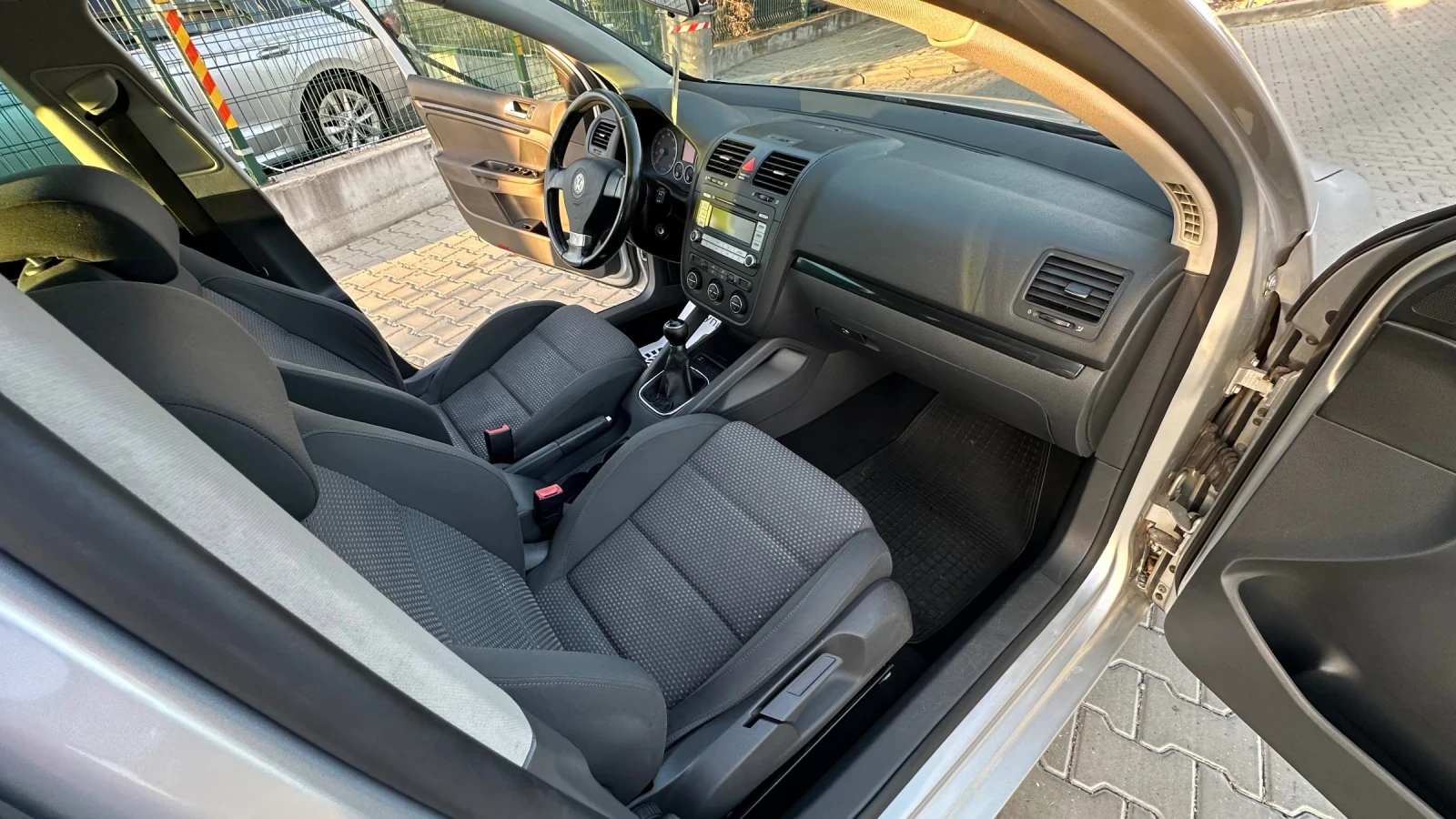 VW Golf 6 скорости Климатроник Люк Обслужен , снимка 11 - Автомобили и джипове - 56299064