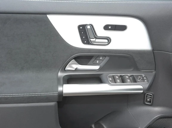 Mercedes-Benz GLA 220 d 4Matic = AMG Line = Advanced Plus Гаранция, снимка 4 - Автомобили и джипове - 53075102