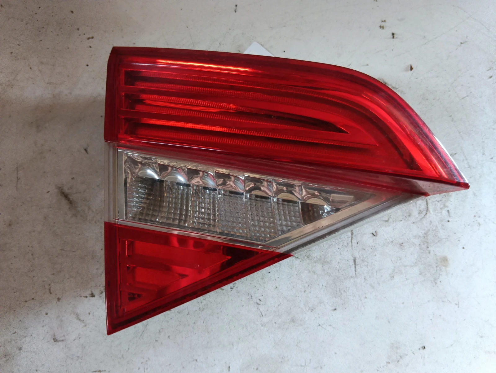 стоп ляв вътрешен хечбек 3T5945093B Skoda Superb