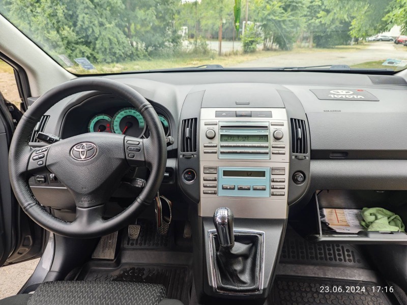 Toyota Corolla verso 2.2 D4D, снимка 15 - Автомобили и джипове - 46439938