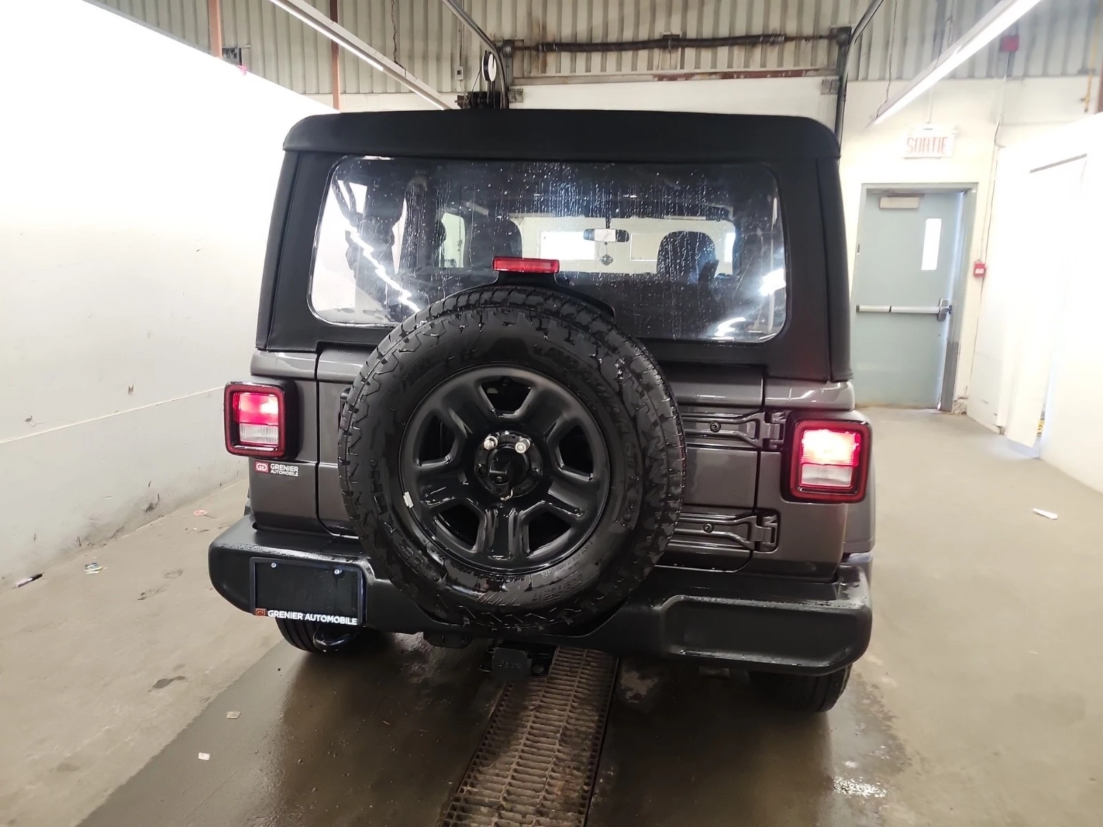 Jeep Wrangler SPORT * * CARFAX * * АВТО КРЕДИТ * *  - изображение 5