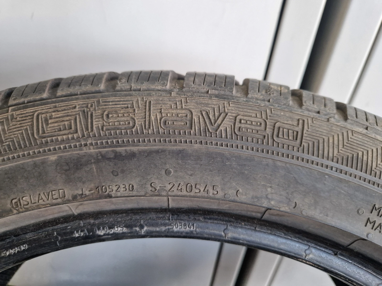 Гуми Зимни 225/45R17, снимка 2 - Гуми и джанти - 56165122