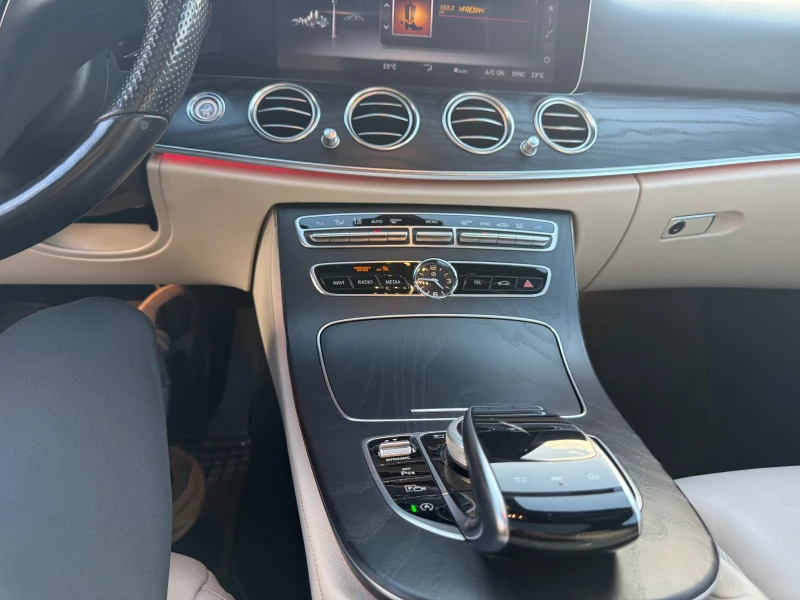 Mercedes-Benz E 400 AMG 4matic, снимка 15 - Автомобили и джипове - 52589723